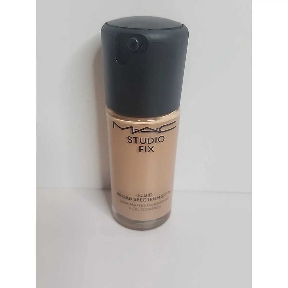 Mac NW33 Studio Fix Fluid Broad Spectrum SPF 15 24HR Matte Foundation NIB